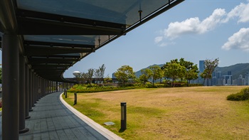 有盖步行径能遮风挡雨，让访客无论任何天气都可以在公园漫步游览。走廊的线条亦划分了园林的空间，使各个空间及布局更脉络分明。